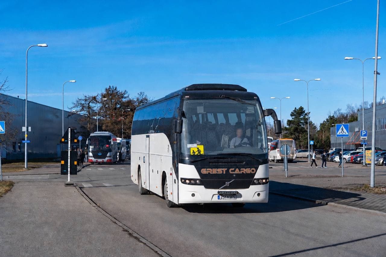 Volvo 9700 Tour Grest Cargo на городской дороге